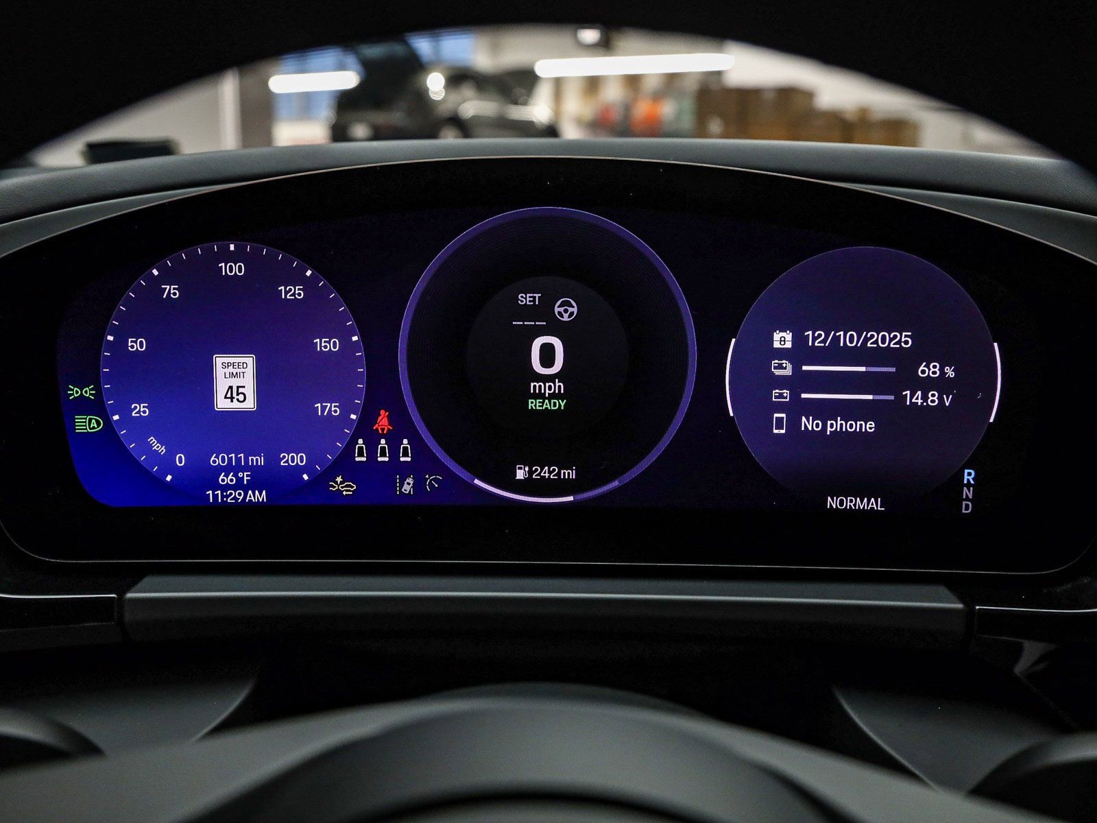 Certified 2025 Porsche Macan Electric image 29