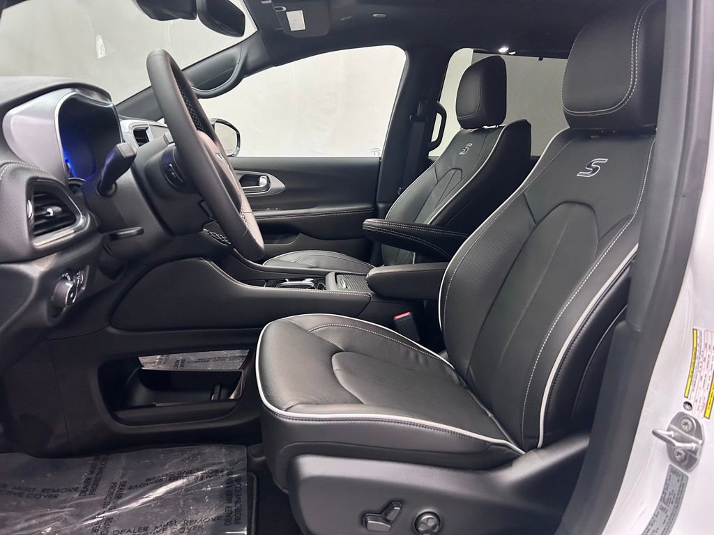 New 2026 Chrysler Pacifica Limited w/ S Appearance Package image 13