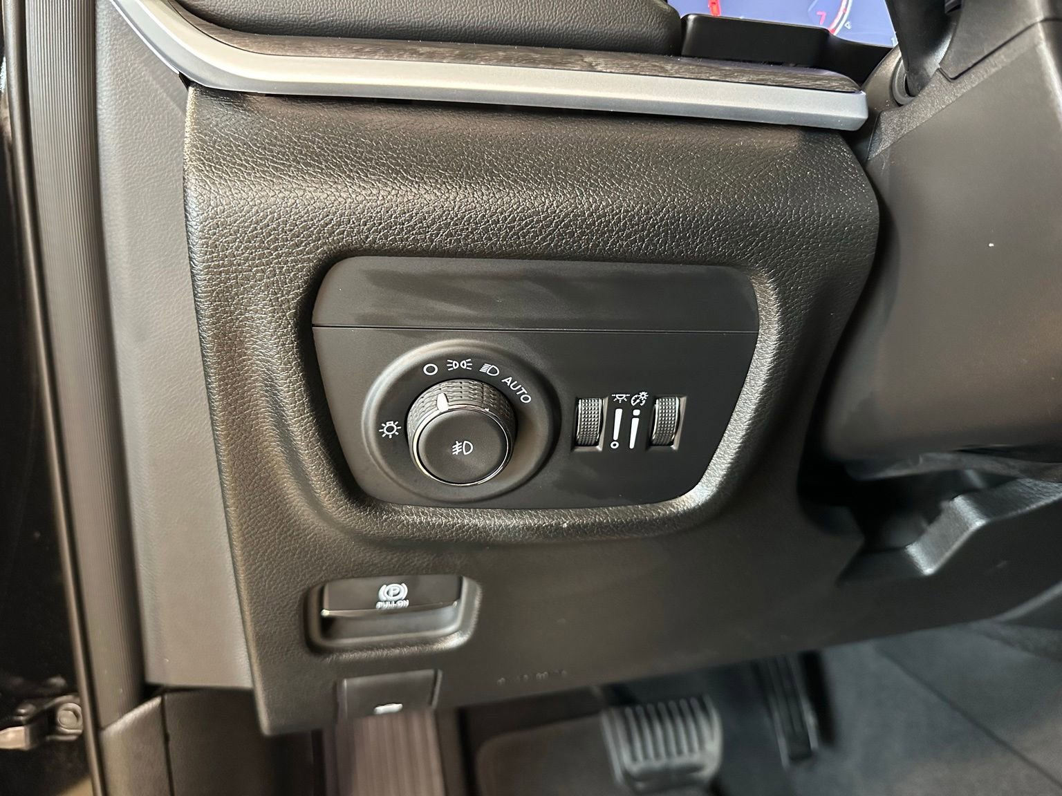 Used 2025 Jeep Grand Cherokee Limited AWD/4WD image 21