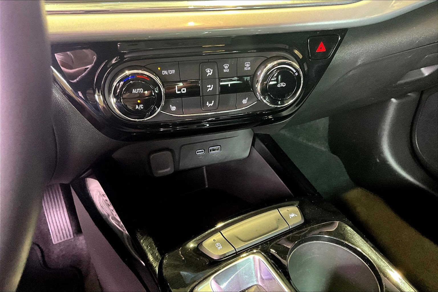 Used 2025 Chevrolet Trax LT w/ LT Convenience Package FWD image 16