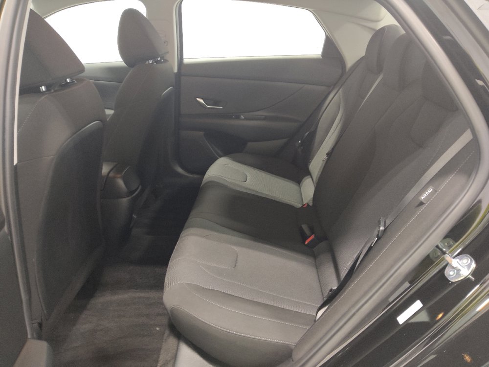 Used 2025 Hyundai Elantra SE FWD image 18