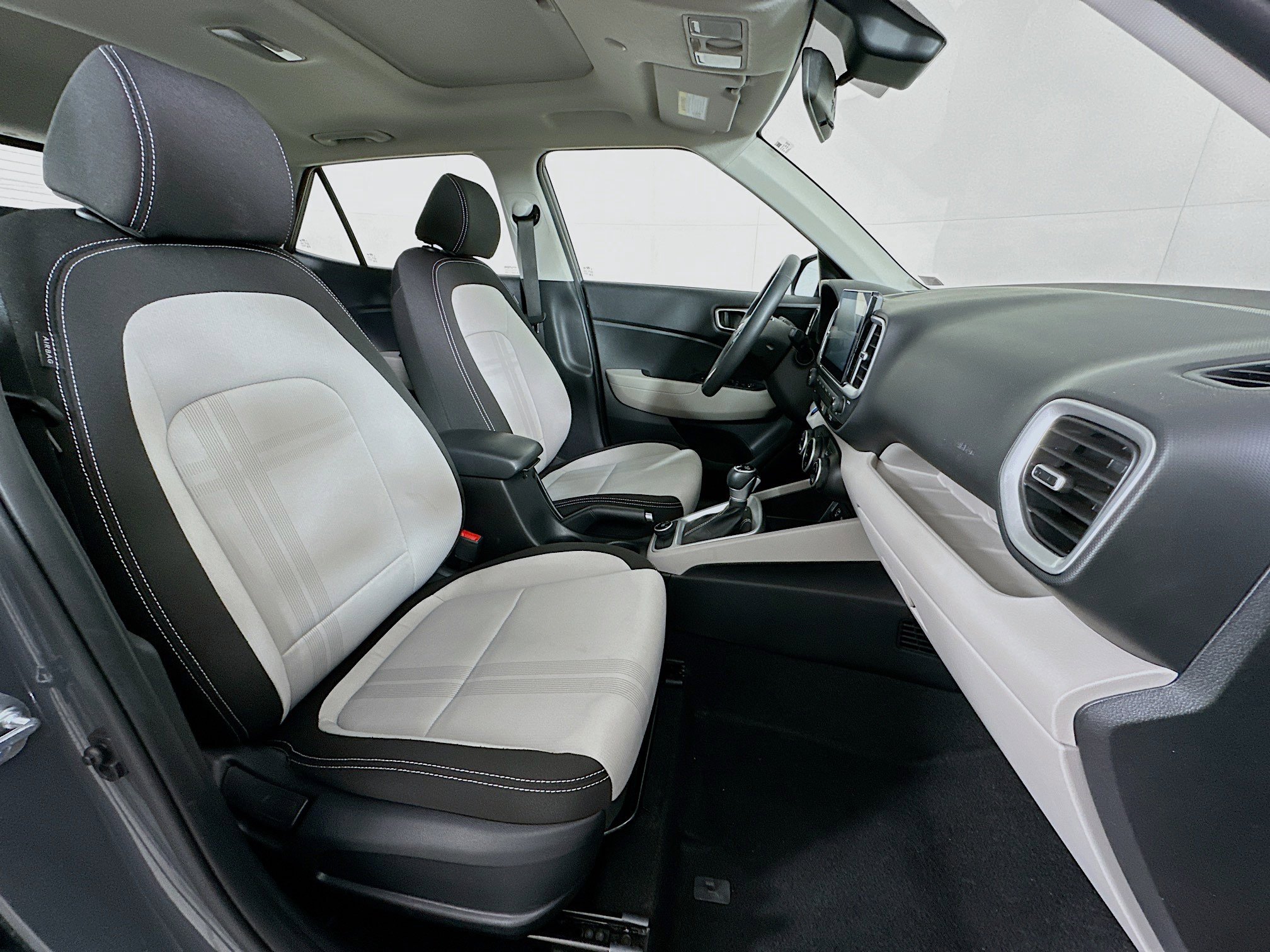 Used 2025 Hyundai Venue SEL image 30