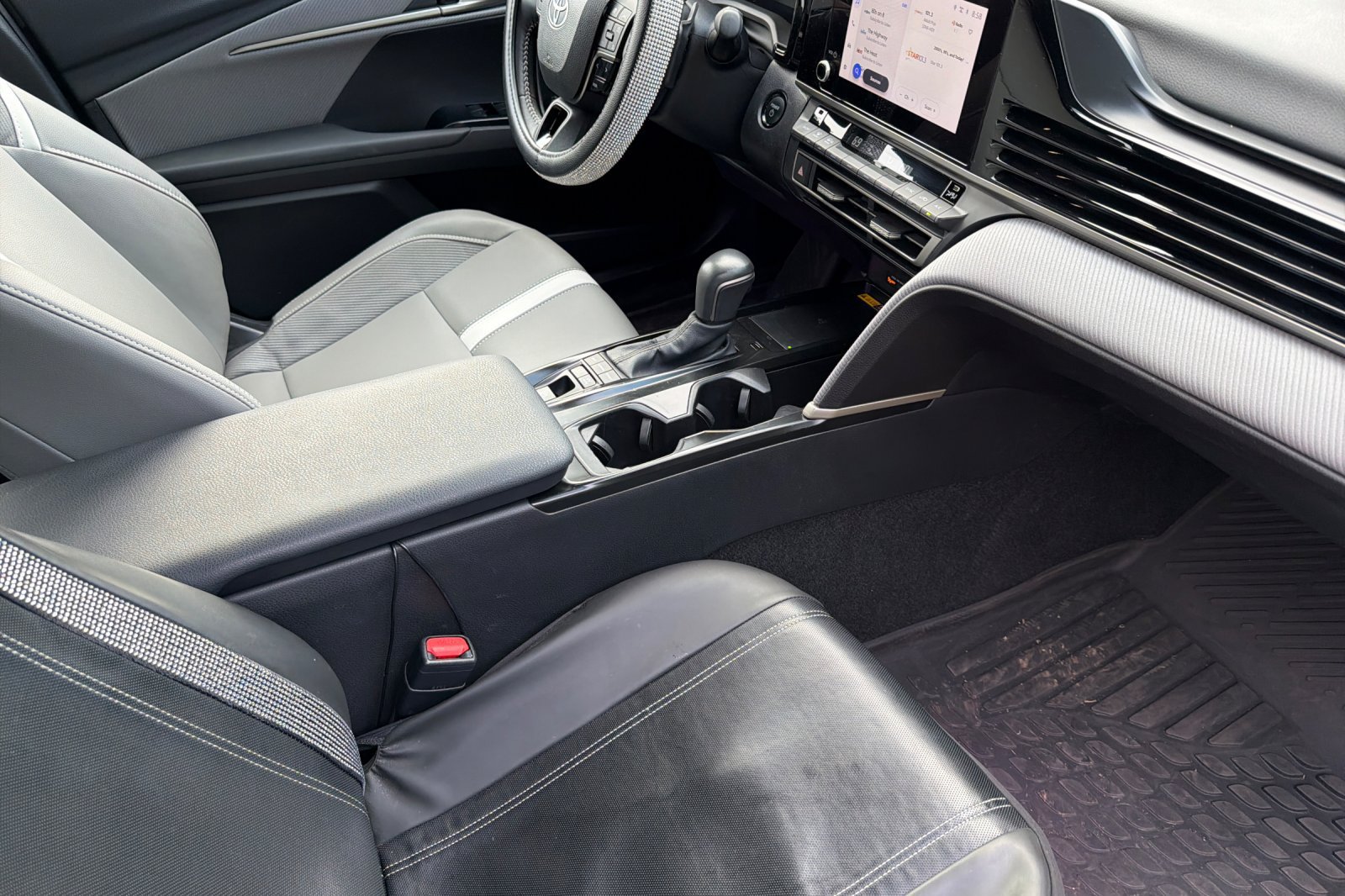 Used 2025 Toyota Camry SE w/ Convenience Package FWD image 19