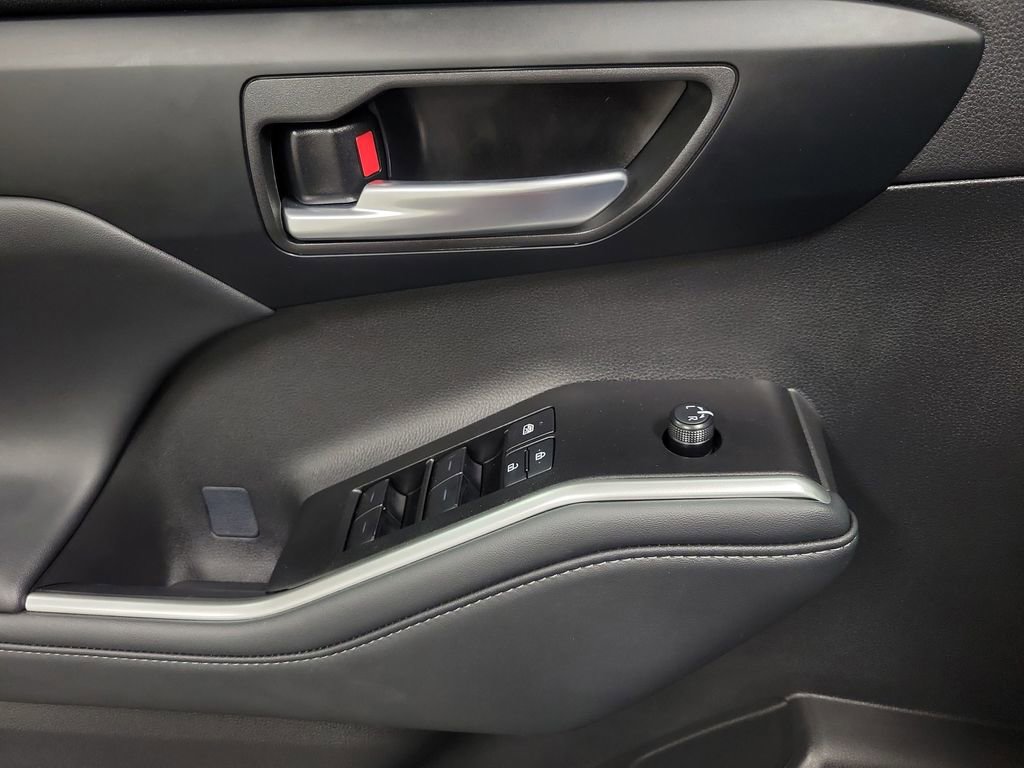 Used 2025 Toyota Highlander XLE image 20