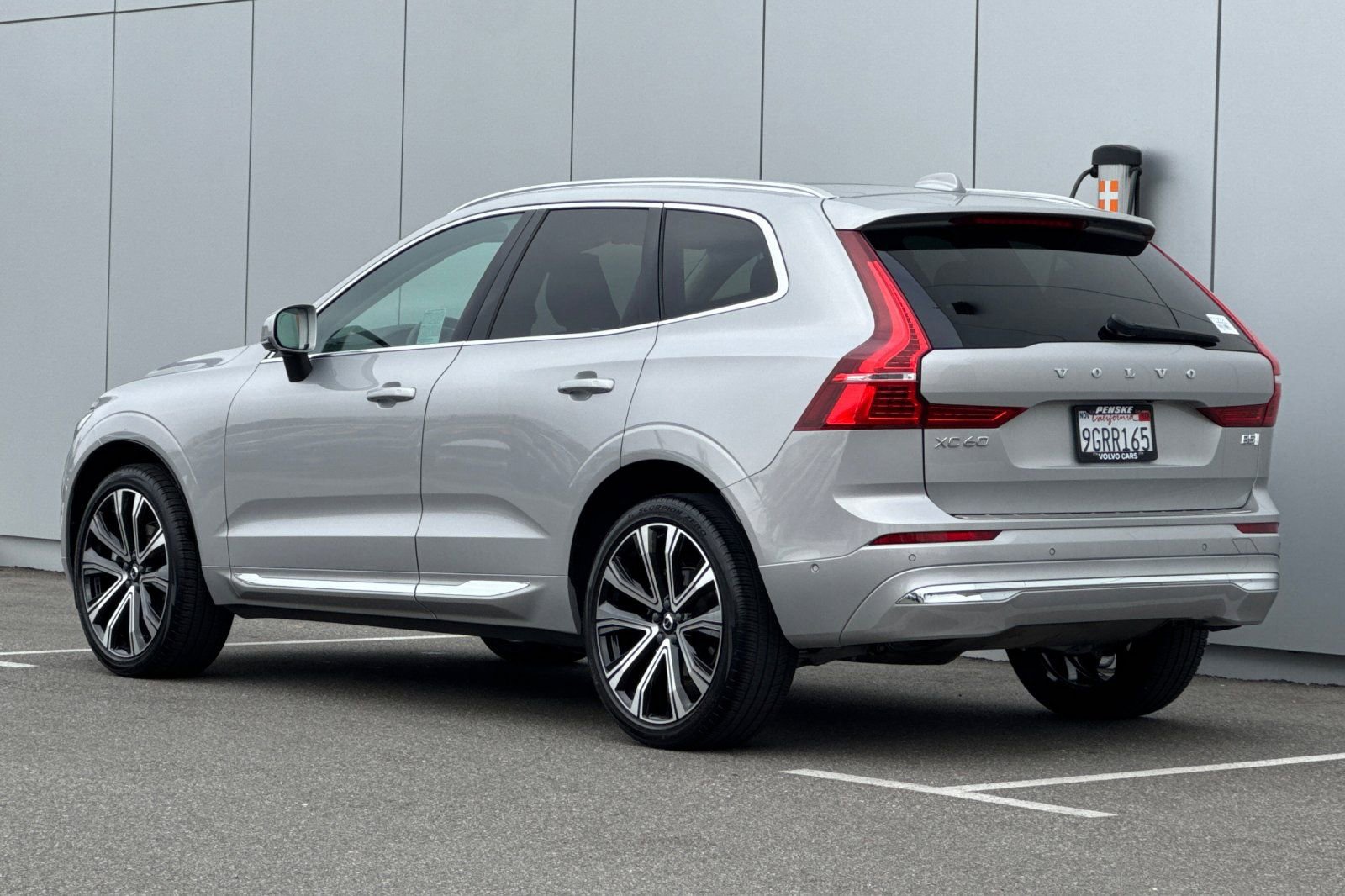 Used 2023 Volvo XC60 B5 Ultimate w/ Protection Package Premier FWD image 3