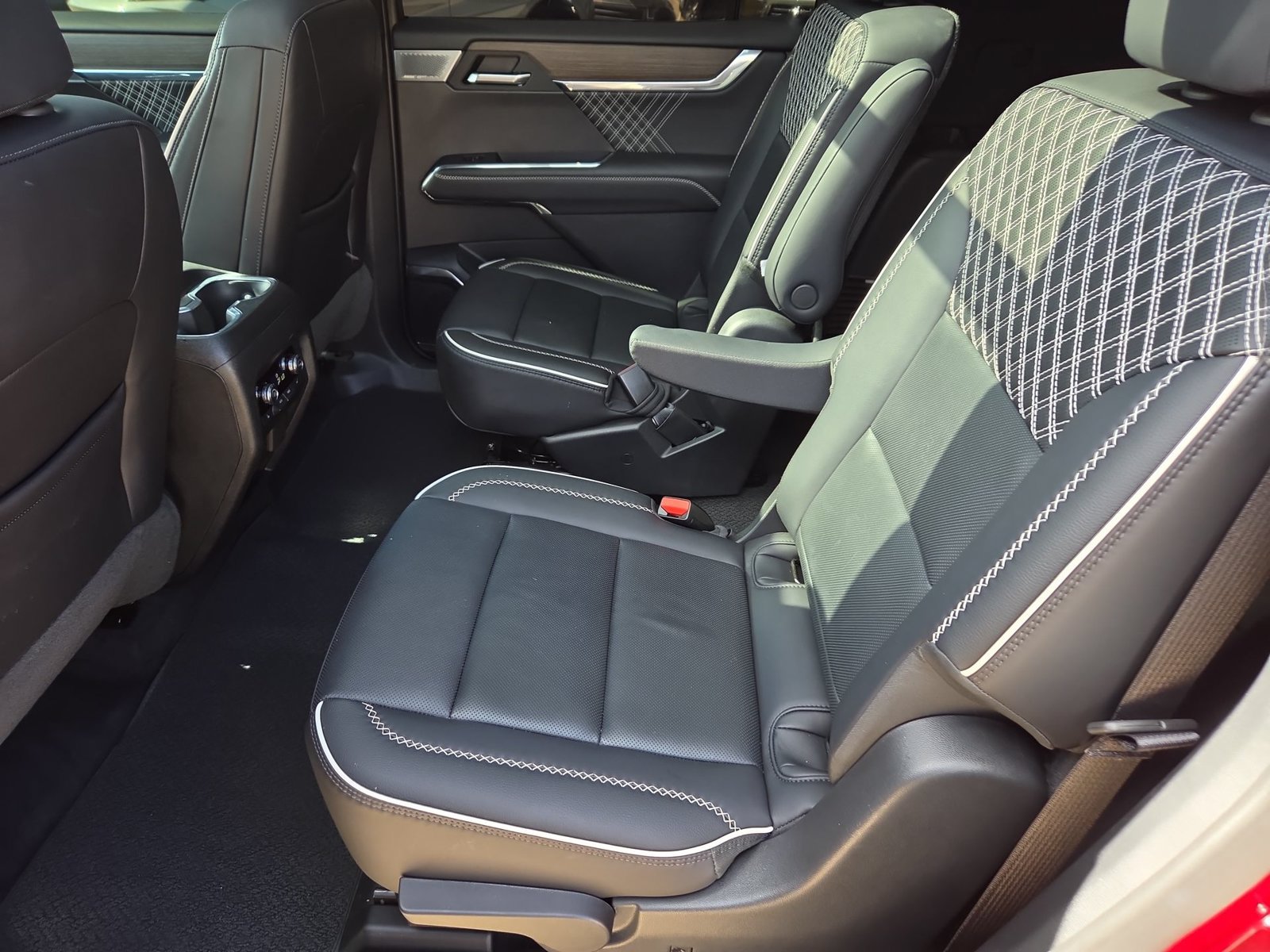 Used 2025 GMC Acadia Denali w/ Super Cruise Package FWD image 25