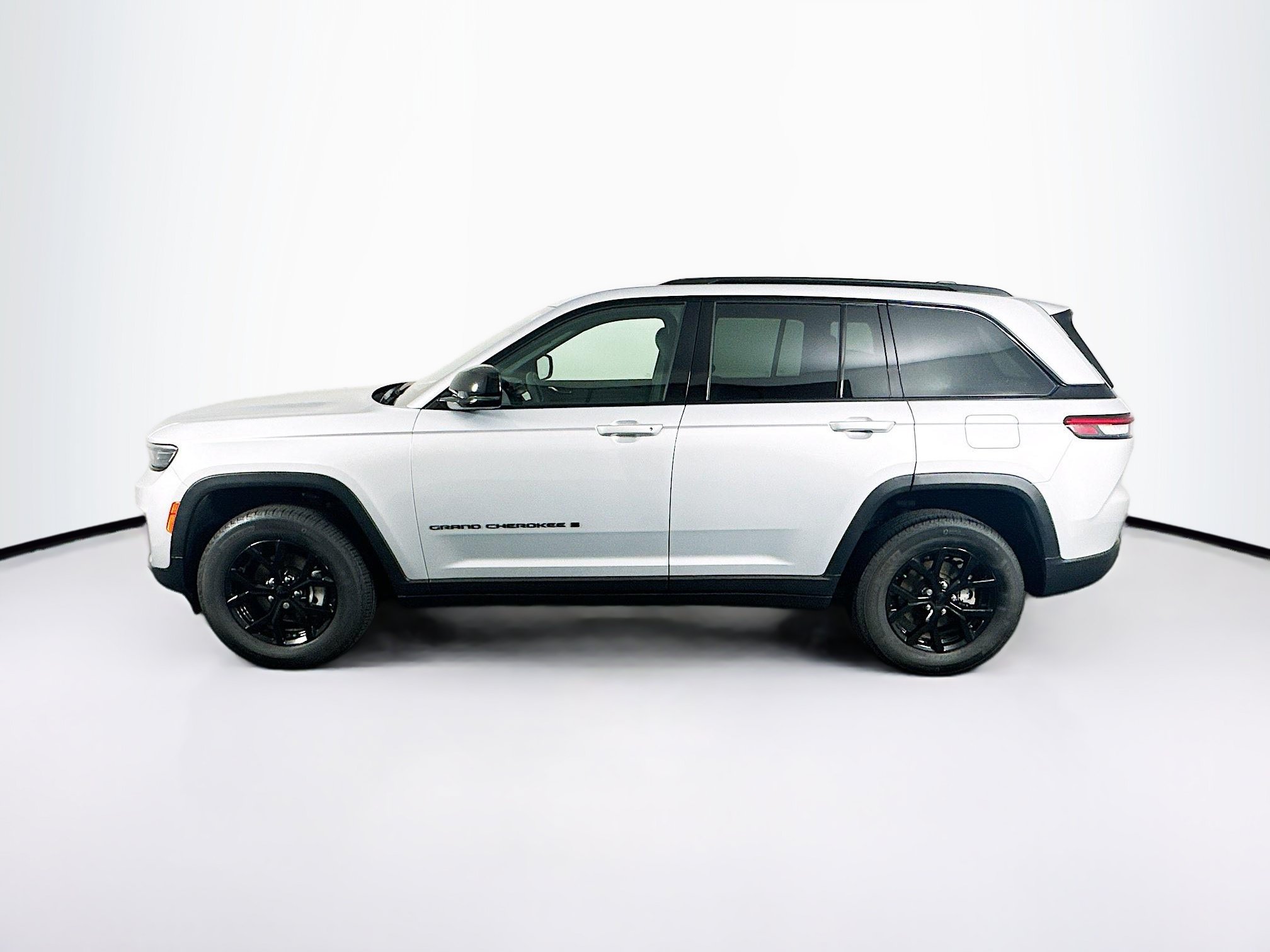 Used 2024 Jeep Grand Cherokee Altitude AWD/4WD image 4