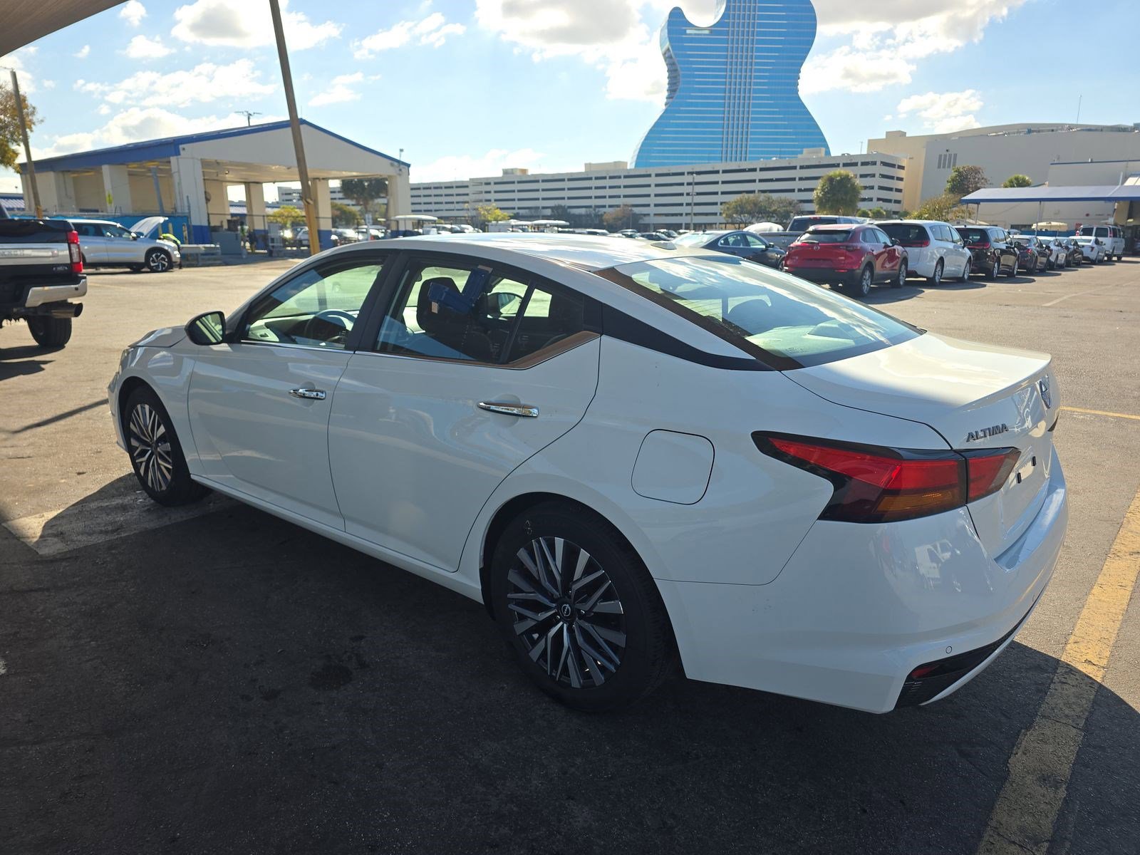 Used 2025 Nissan Altima 2.5 SV image 8