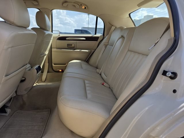 Used 2006 Lincoln Town Car Signature RWD image 17