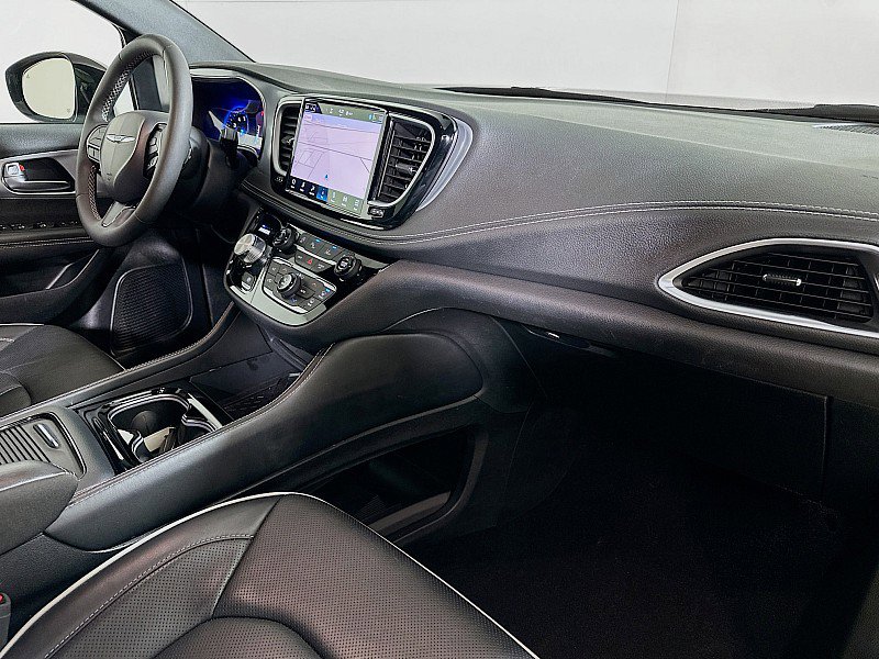 Used 2025 Chrysler Pacifica Limited image 30