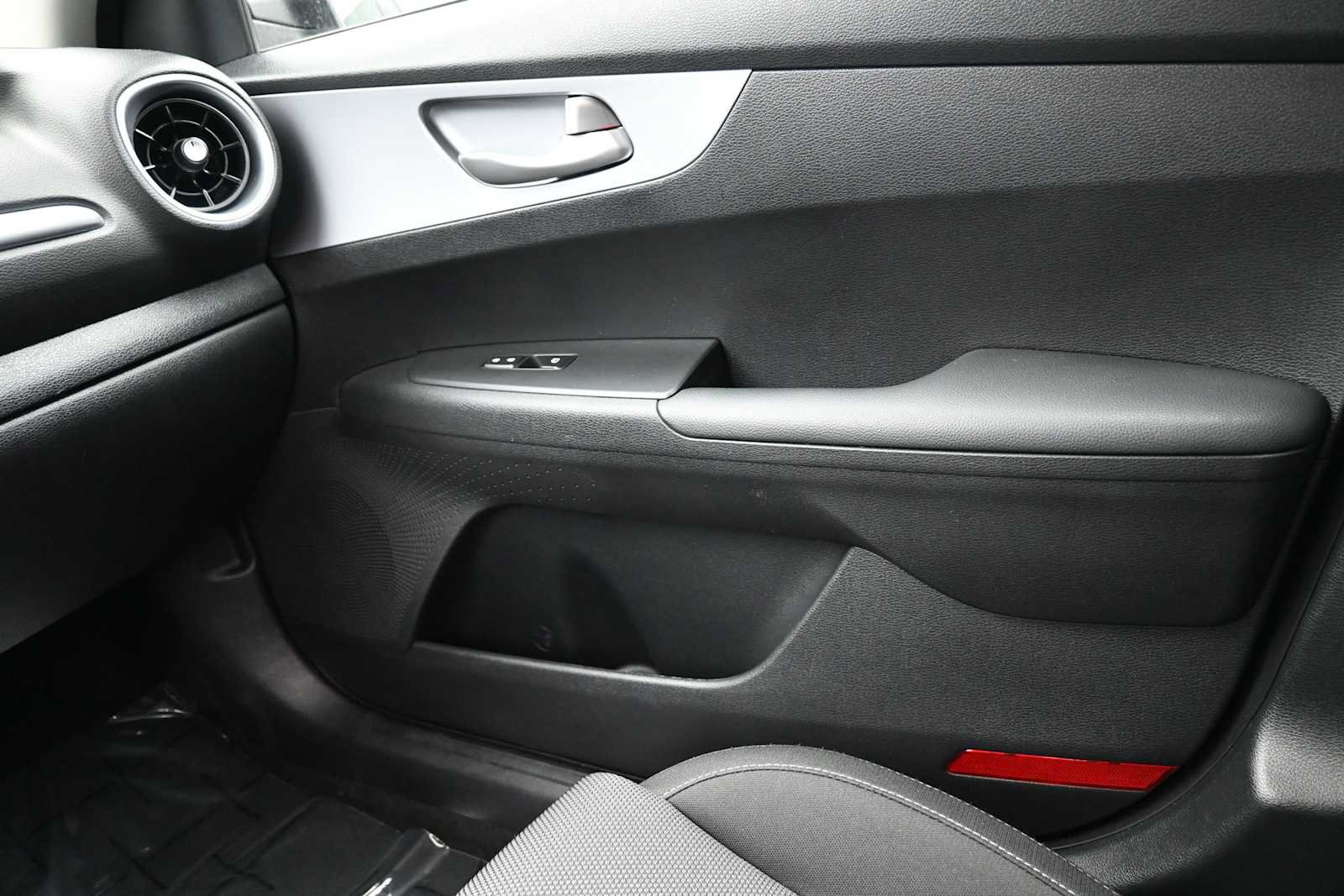 Used 2024 Kia Forte LXS w/ LXS Technology Package FWD image 18