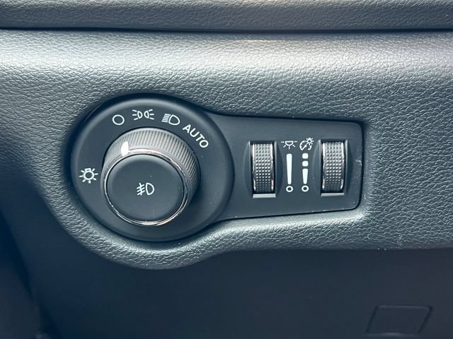 Used 2025 Chrysler Pacifica Select FWD image 19