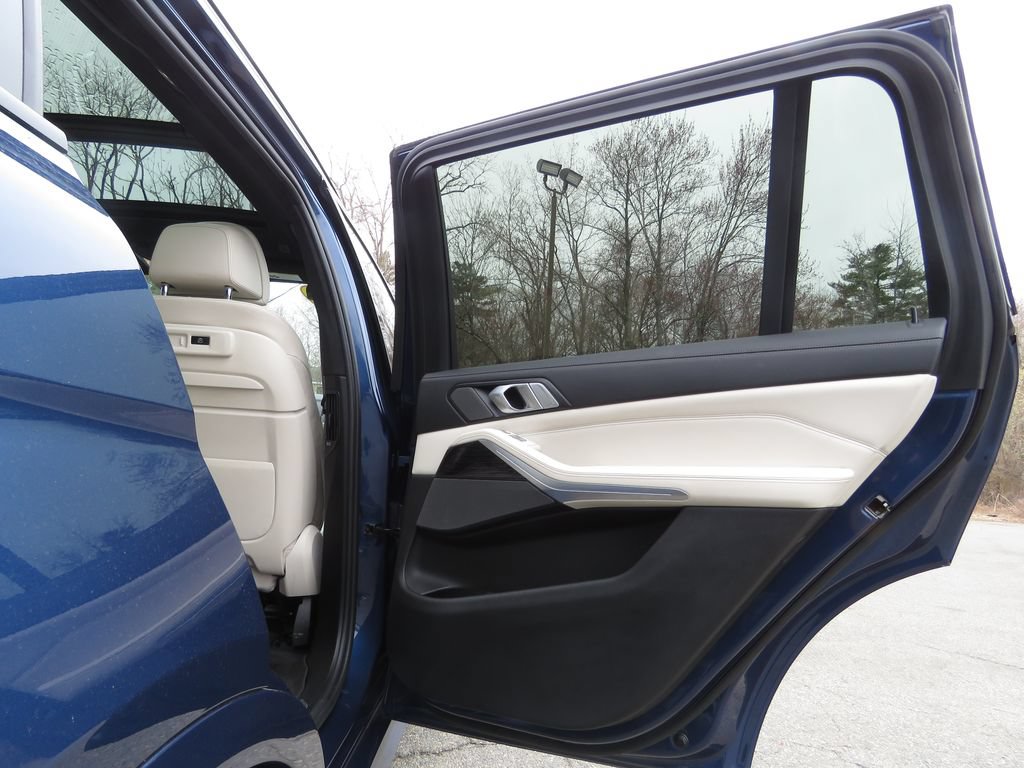 Used 2019 BMW X7 xDrive50i w/ M Sport Package AWD/4WD image 15