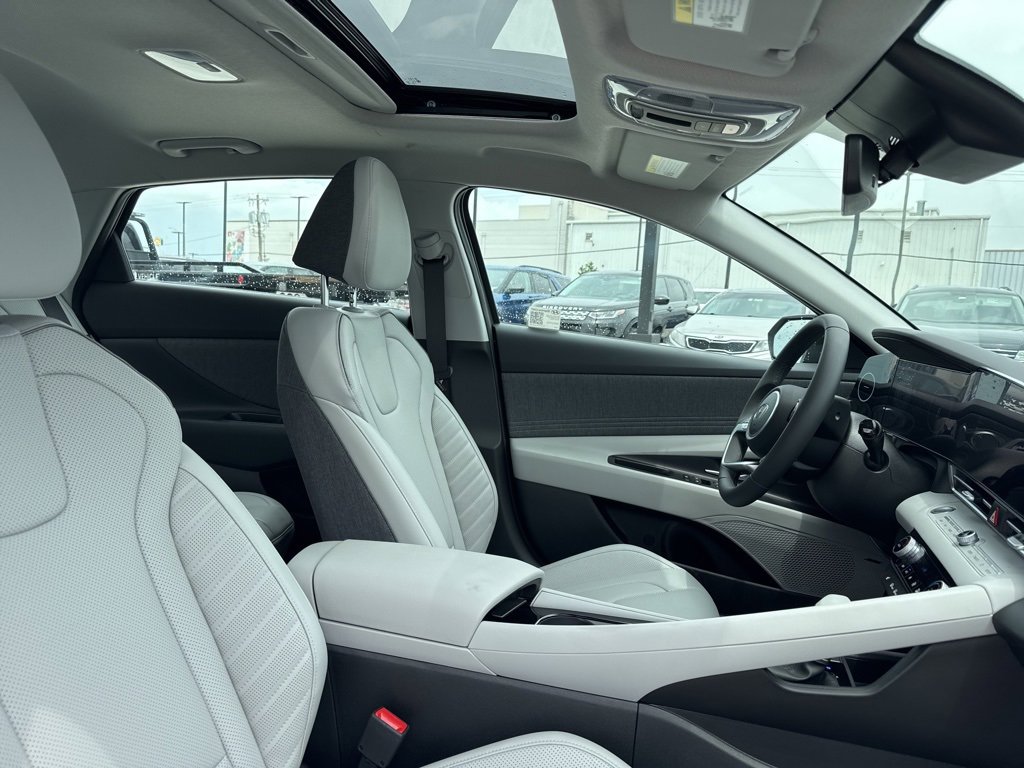 New 2025 Hyundai Elantra Limited image 11