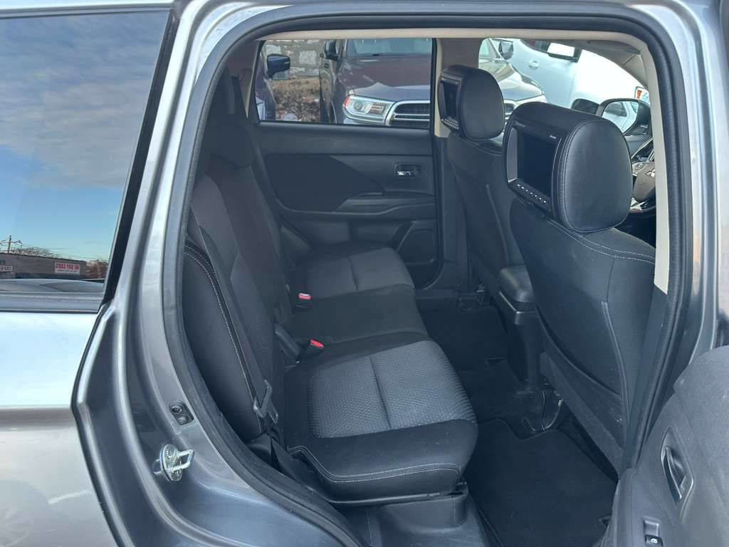 Used 2017 Mitsubishi Outlander SE image 22