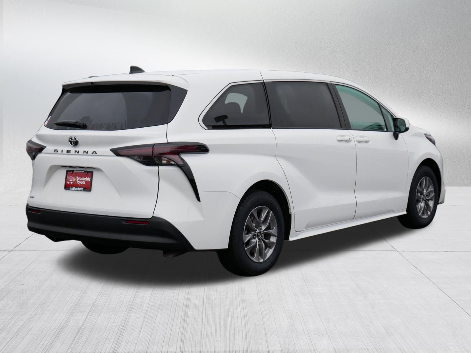 Certified 2026 Toyota Sienna LE FWD image 7