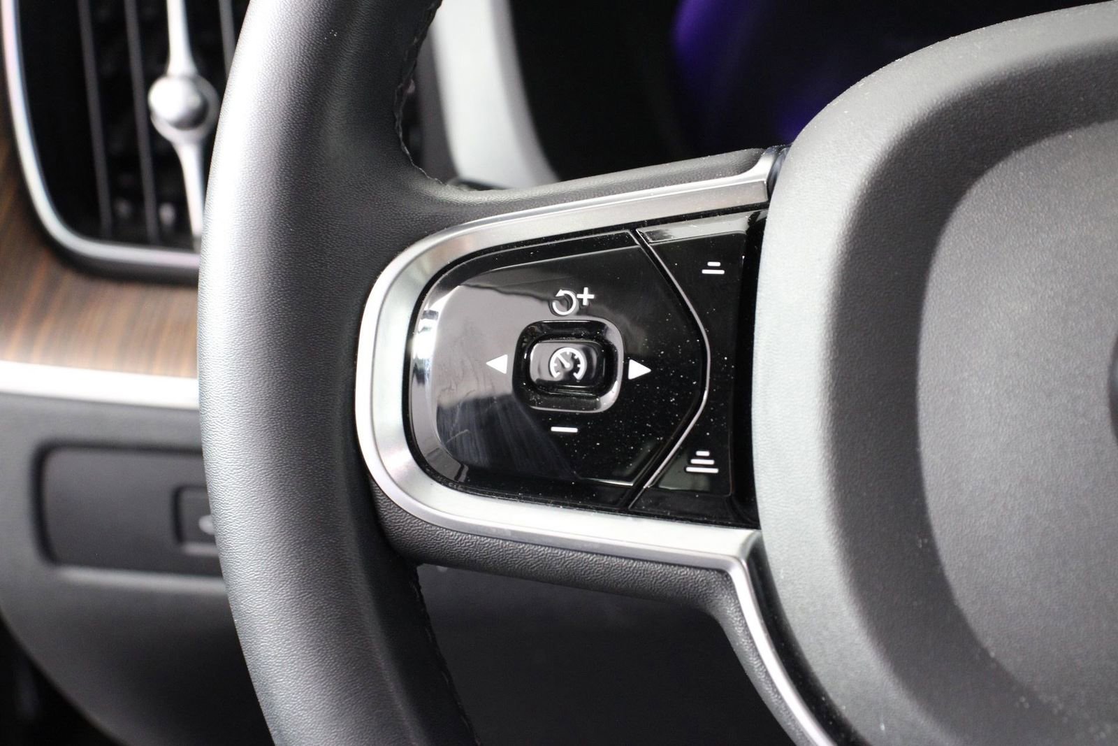 Certified 2023 Volvo XC60 T8 Plus w/ Climate Package AWD/4WD image 10