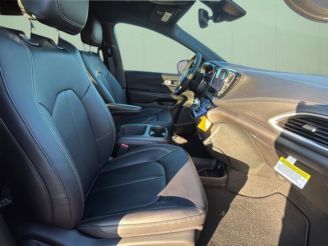 New 2026 Chrysler Pacifica Select image 40