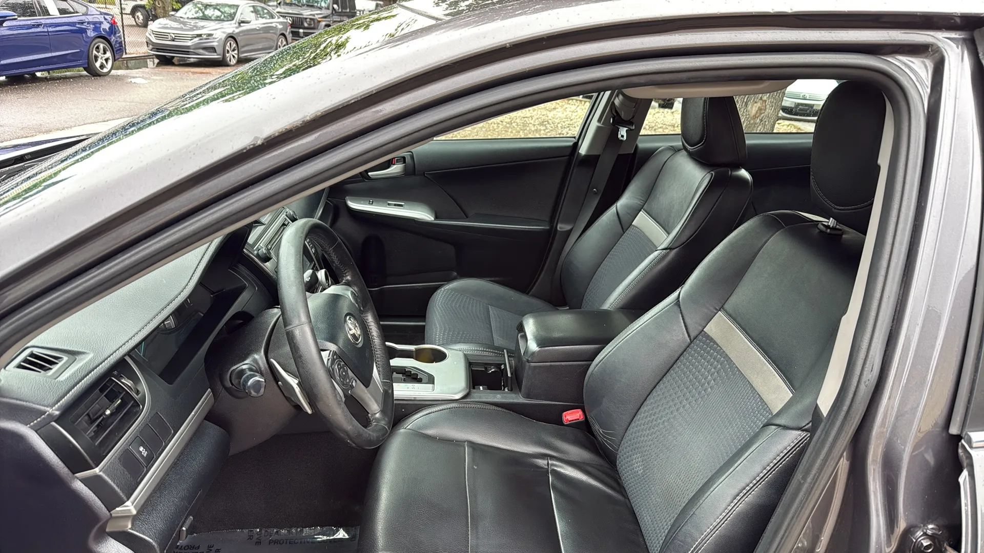 Used 2014 Toyota Camry SE w/ Moonroof Package FWD image 12