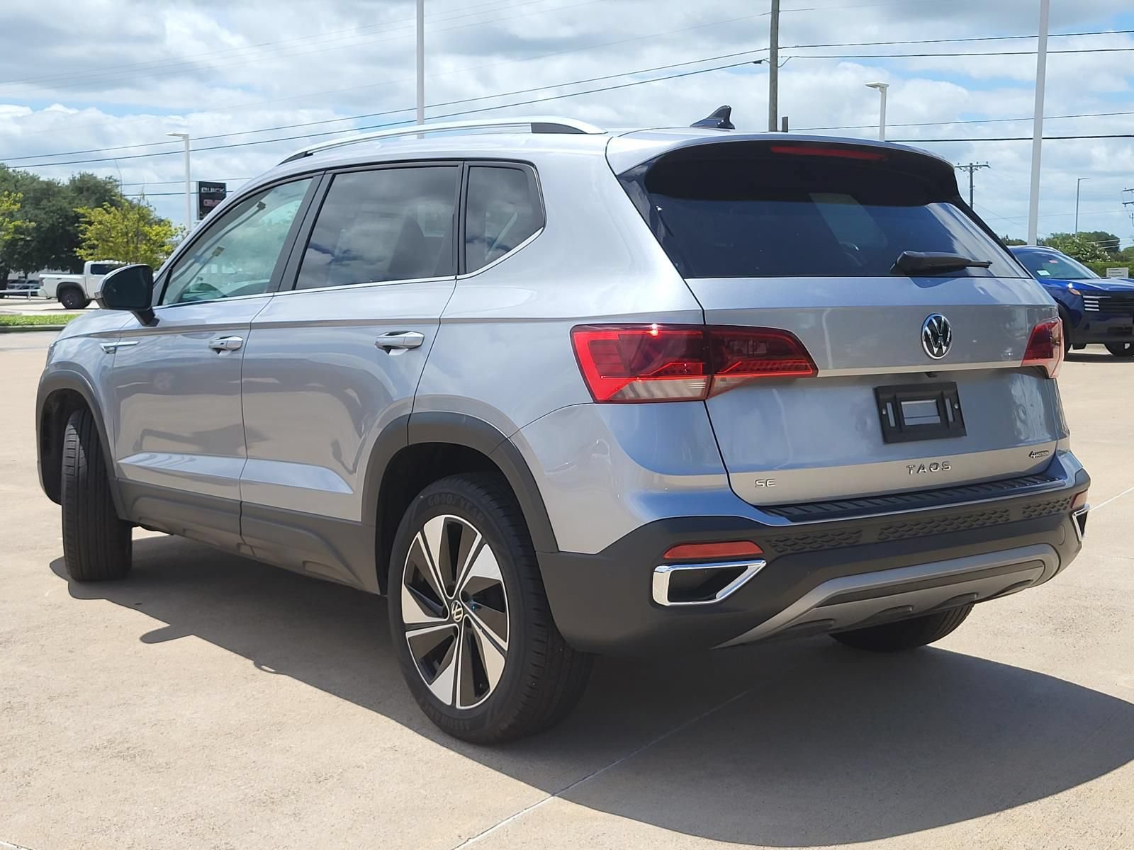 Used 2024 Volkswagen Taos SE AWD/4WD image 8