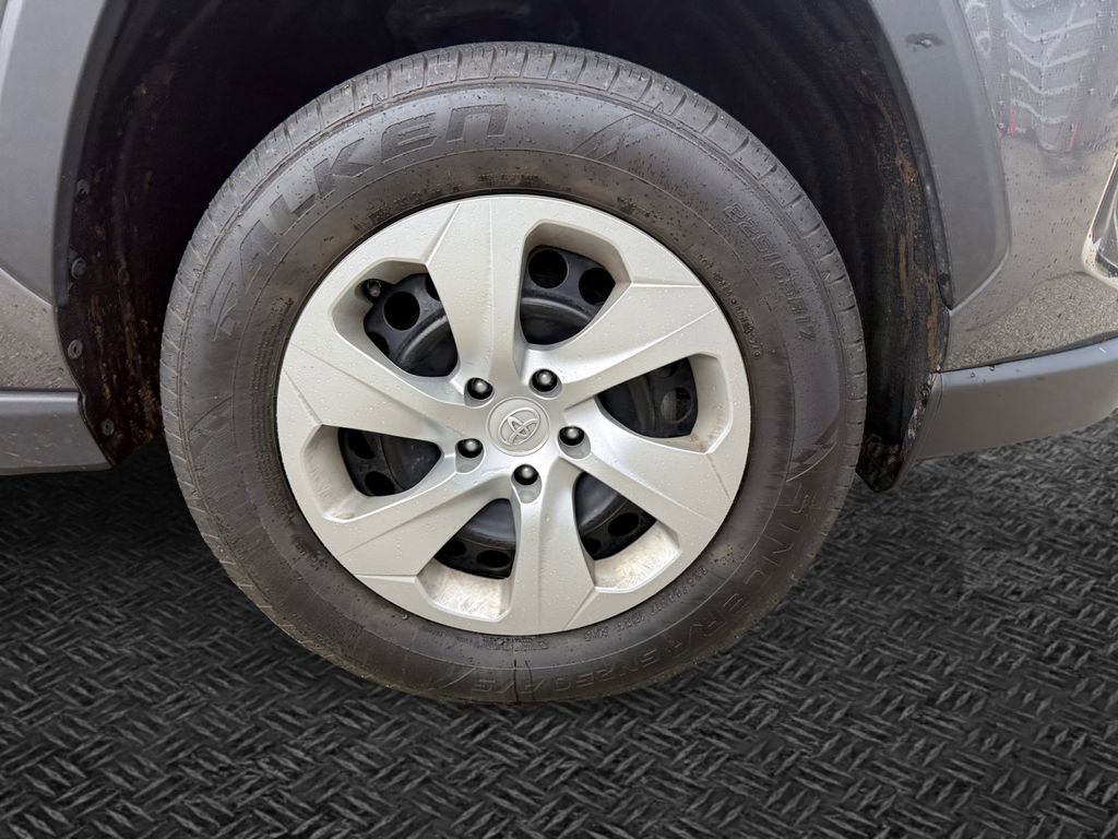 Used 2022 Toyota RAV4 LE FWD image 11
