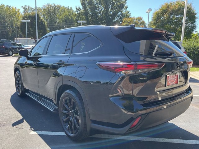 Used 2025 Toyota Highlander XLE FWD image 13