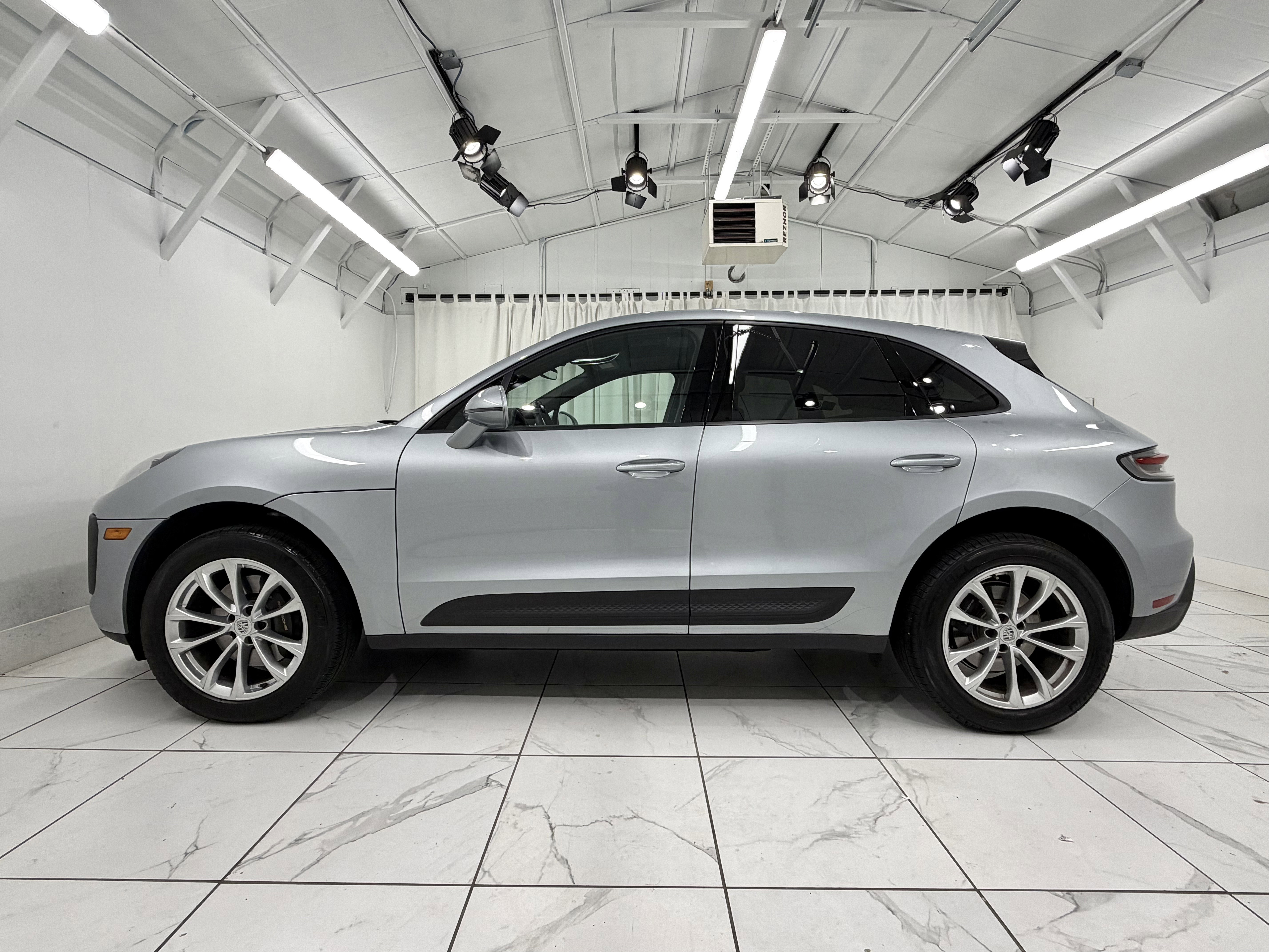 Certified 2025 Porsche Macan image 3