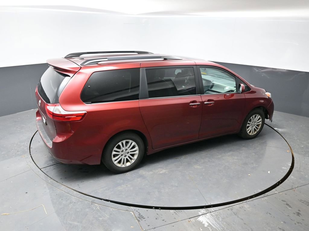 Used 2016 Toyota Sienna XLE image 11