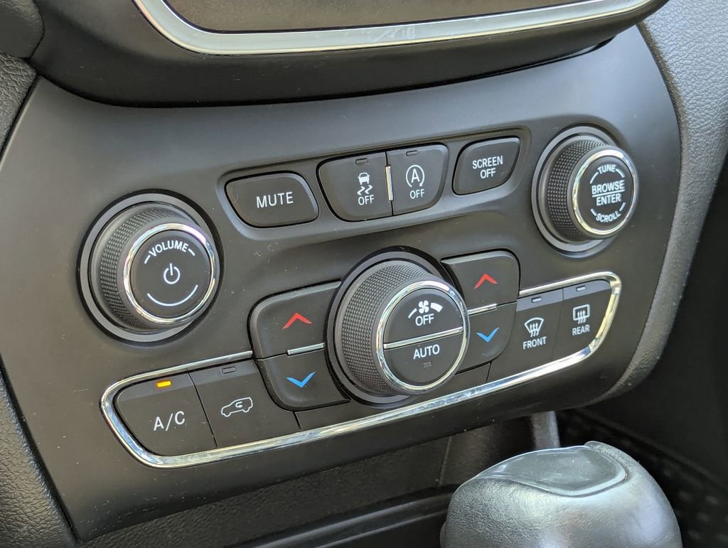 Used 2020 Jeep Cherokee Trailhawk AWD/4WD image 23