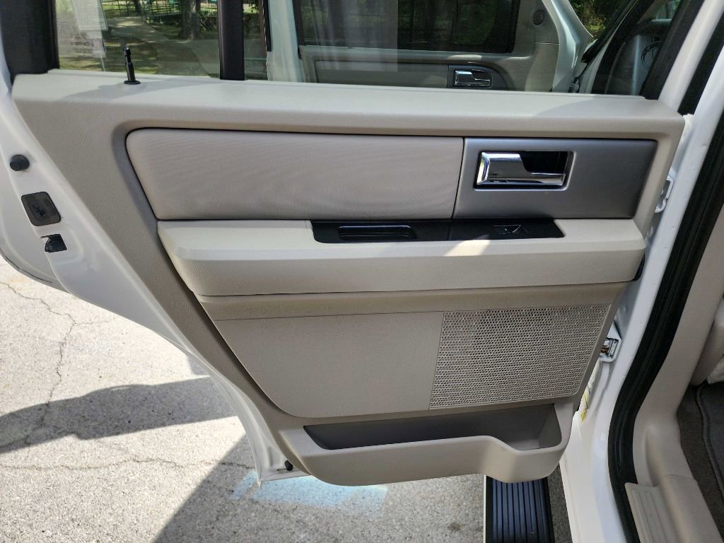Used 2013 Ford Expedition Limited image 28