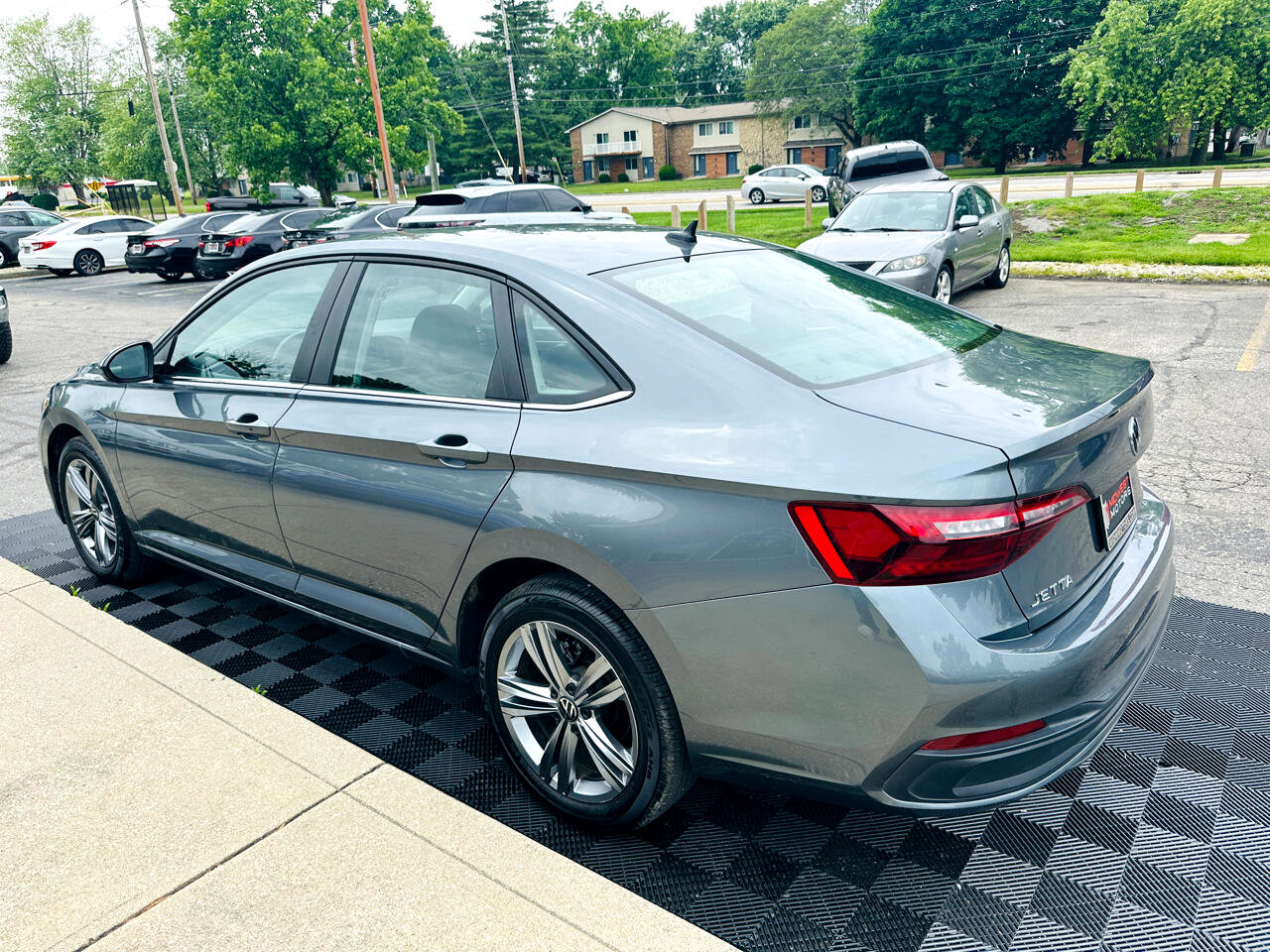 Used 2024 Volkswagen Jetta SE image 3