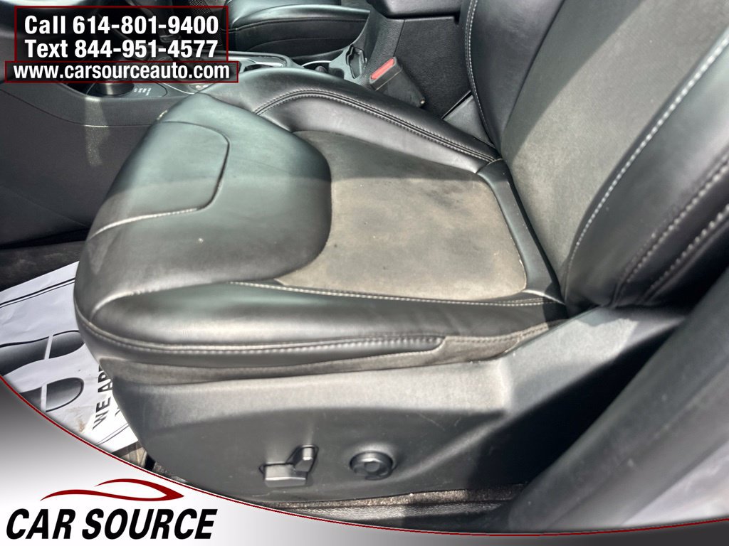 Used 2019 Jeep Cherokee Latitude Plus w/ Cold Weather Group AWD/4WD image 9