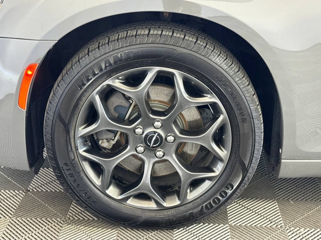Used 2018 Chrysler 300 S w/ 300S Premium Group AWD/4WD image 14