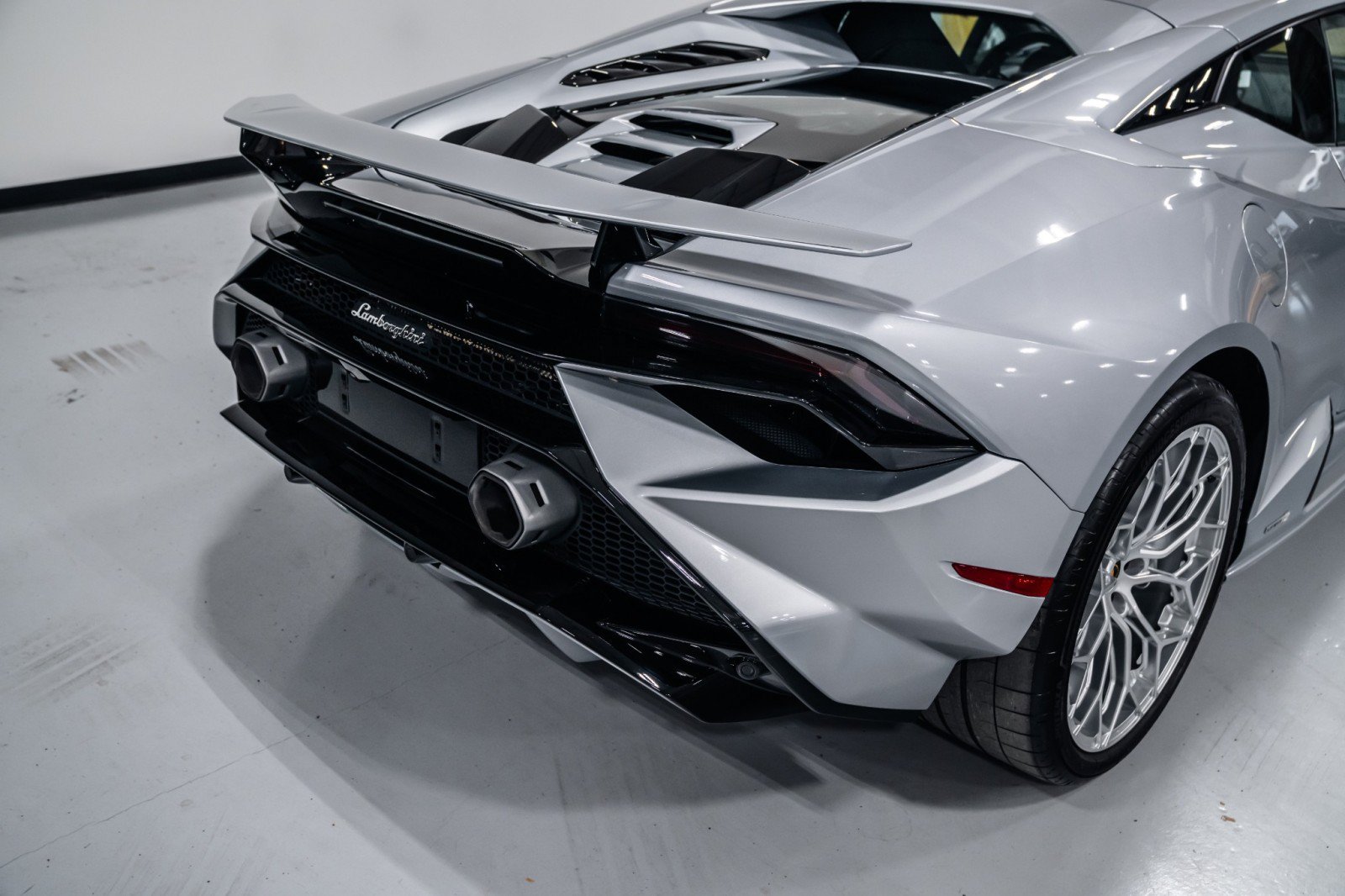 Used 2023 Lamborghini Huracan Tecnica RWD image 31