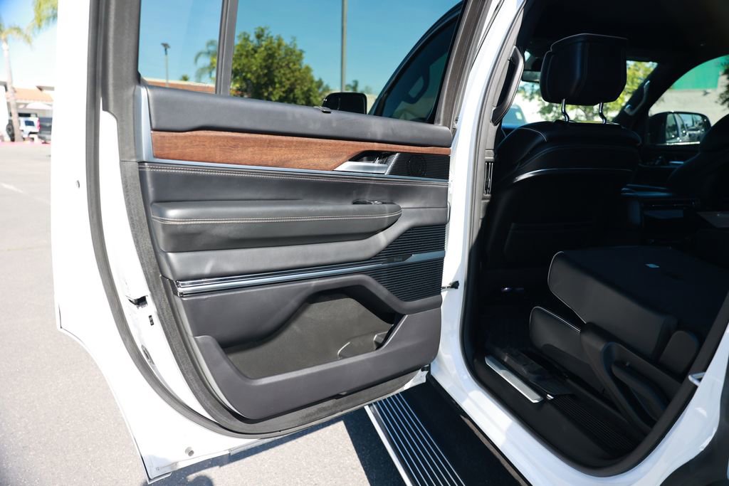 Used 2023 Jeep Grand Wagoneer Series II AWD/4WD image 38