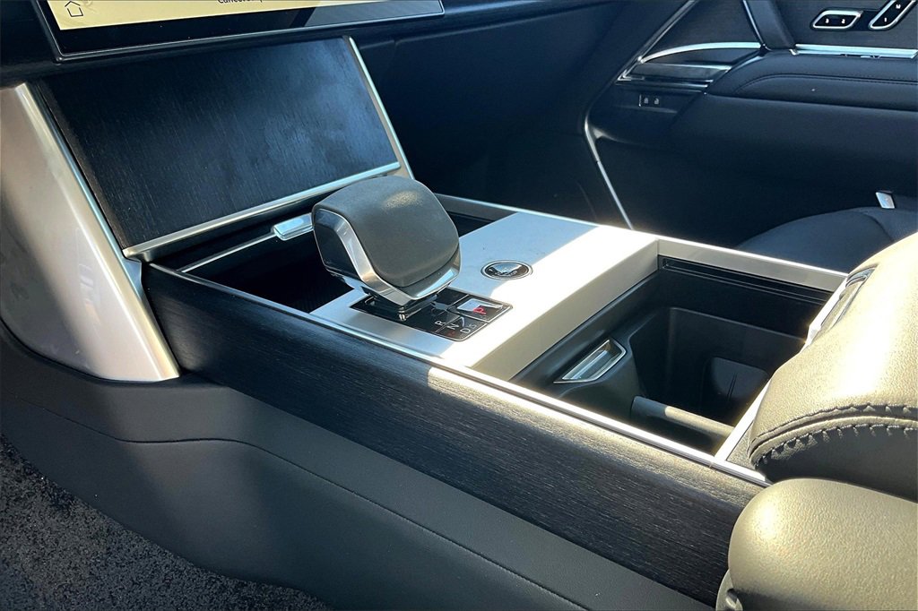 New 2025 Land Rover Range Rover Long Wheelbase SE image 8