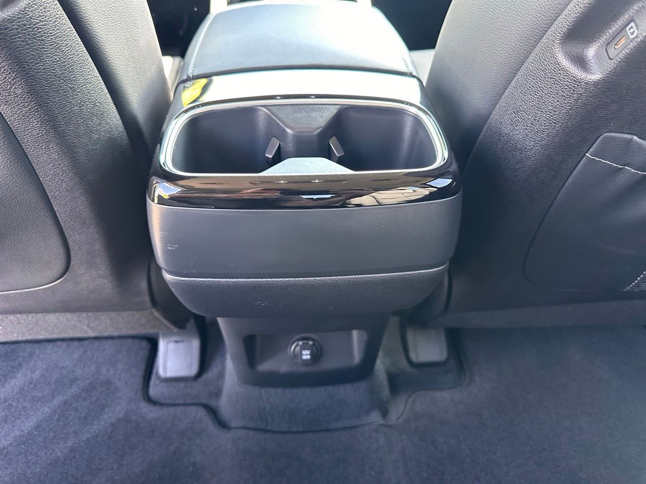 Used 2025 Kia Telluride EX w/ EX Captain's Chair Package image 21