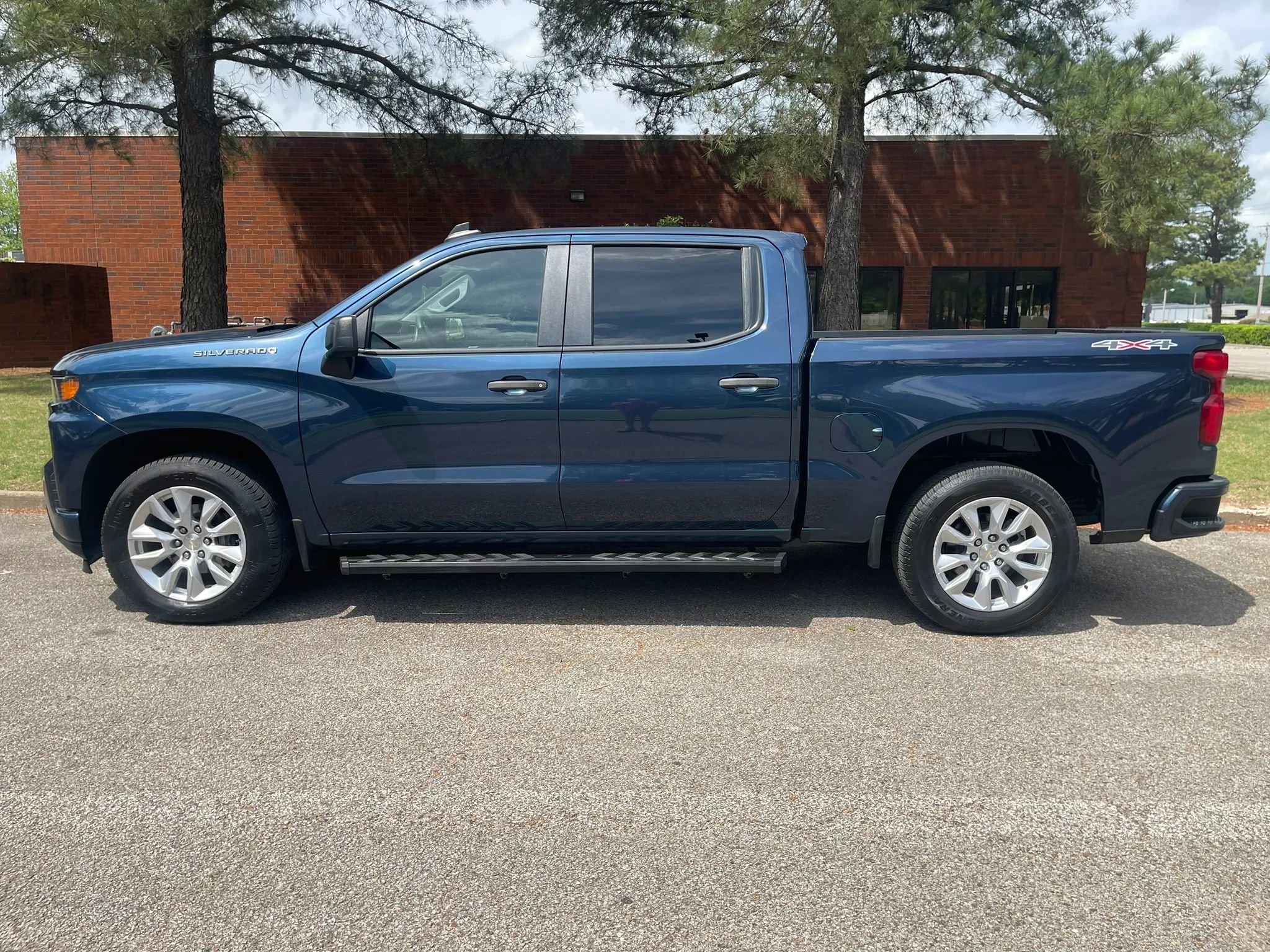 Used 2020 Chevrolet Silverado 1500 Custom w/ Custom Value Package AWD/4WD image 2