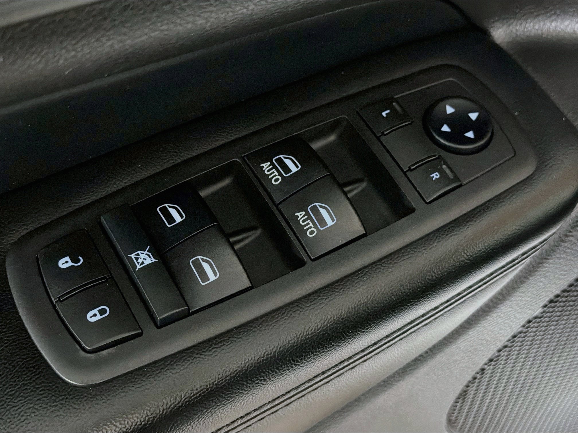 Used 2019 Jeep Grand Cherokee Altitude AWD/4WD image 13