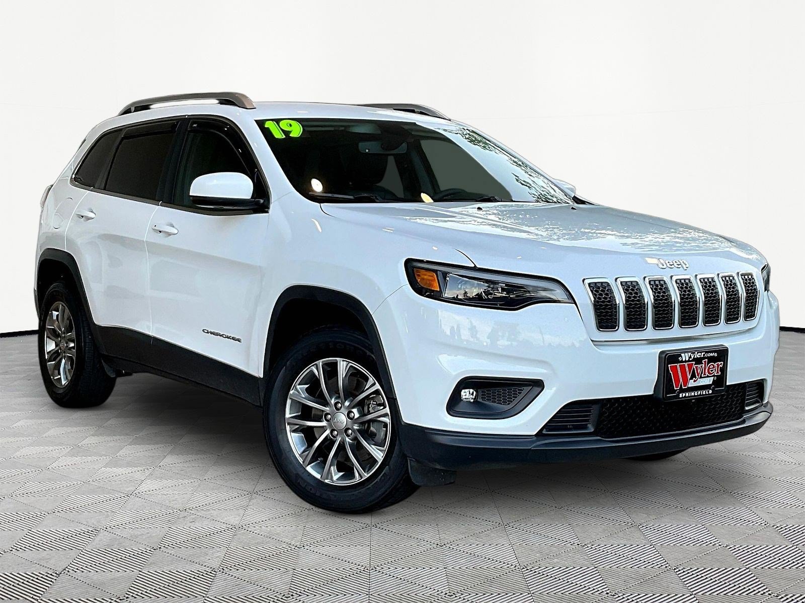 Used 2019 Jeep Cherokee Latitude Plus w/ Comfort/Convenience Group AWD/4WD image 3