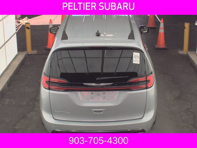 Used 2024 Chrysler Pacifica Touring-L FWD image 4