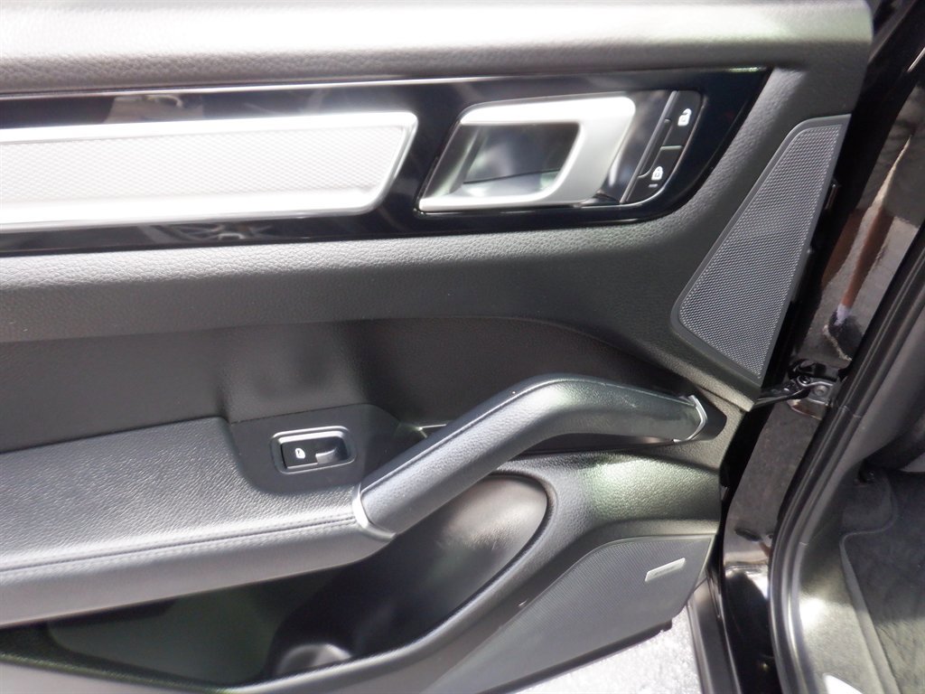 Used 2023 Porsche Cayenne Platinum Edition image 12
