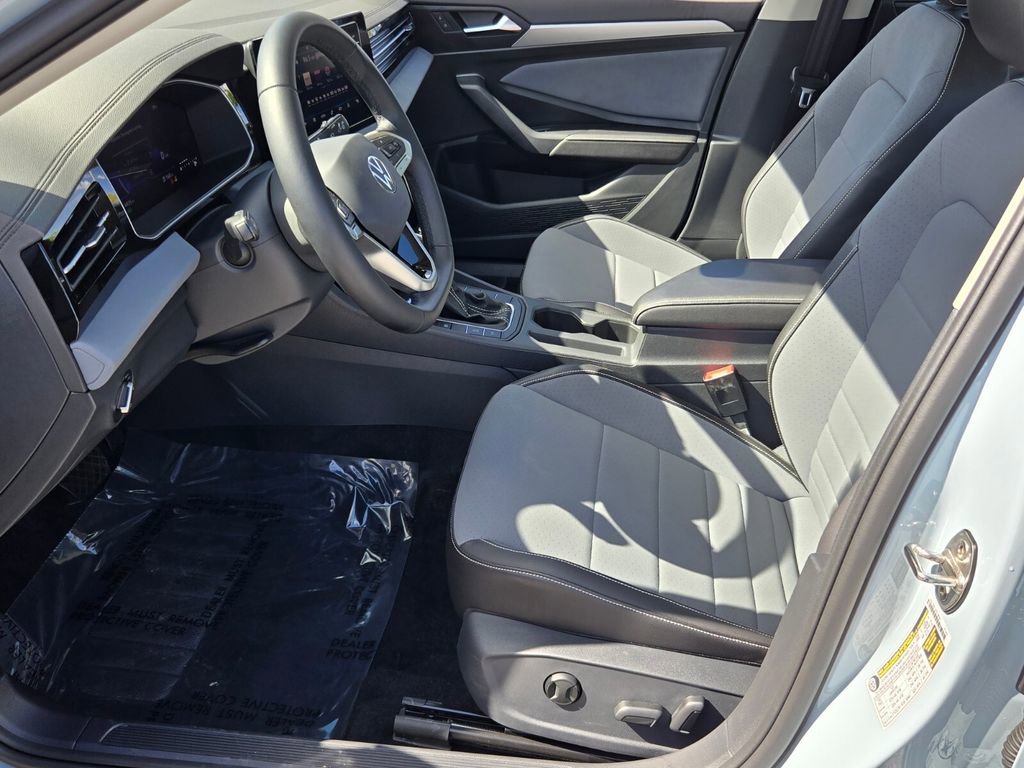 Certified 2025 Volkswagen Jetta SE w/ Sunroof Package image 10