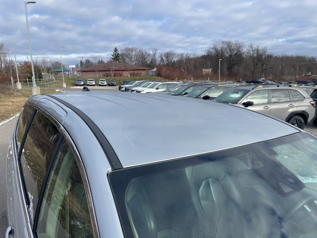 Used 2023 Chrysler Pacifica Touring-L image 9