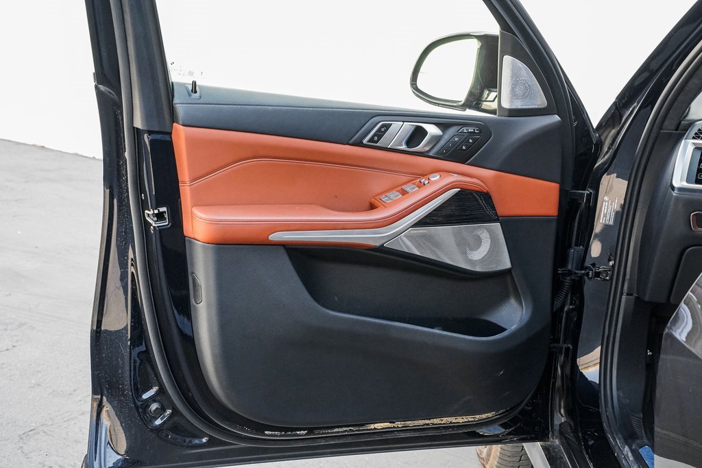 Used 2025 BMW X7 M60i image 9