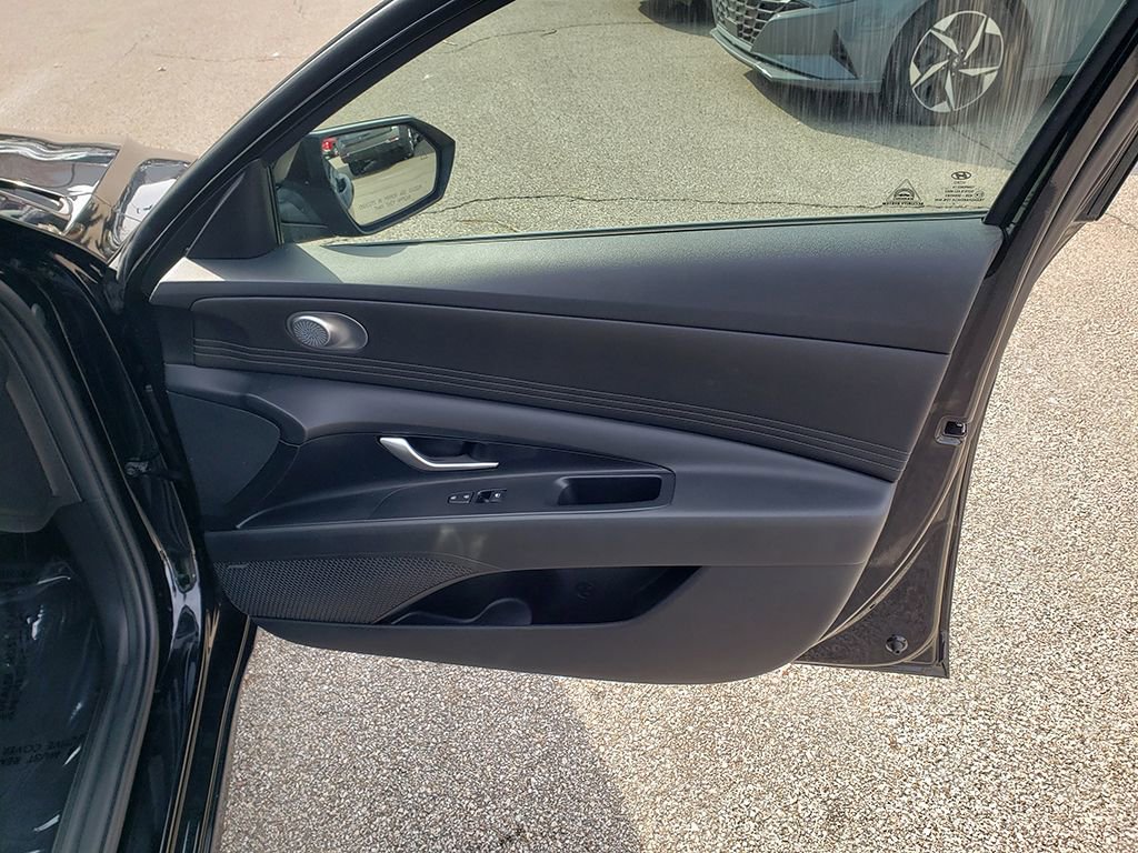 Used 2021 Hyundai Elantra Limited image 17