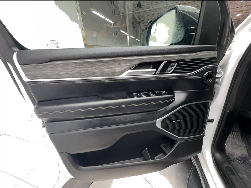 Used 2024 Jeep Wagoneer L Series II RWD image 22