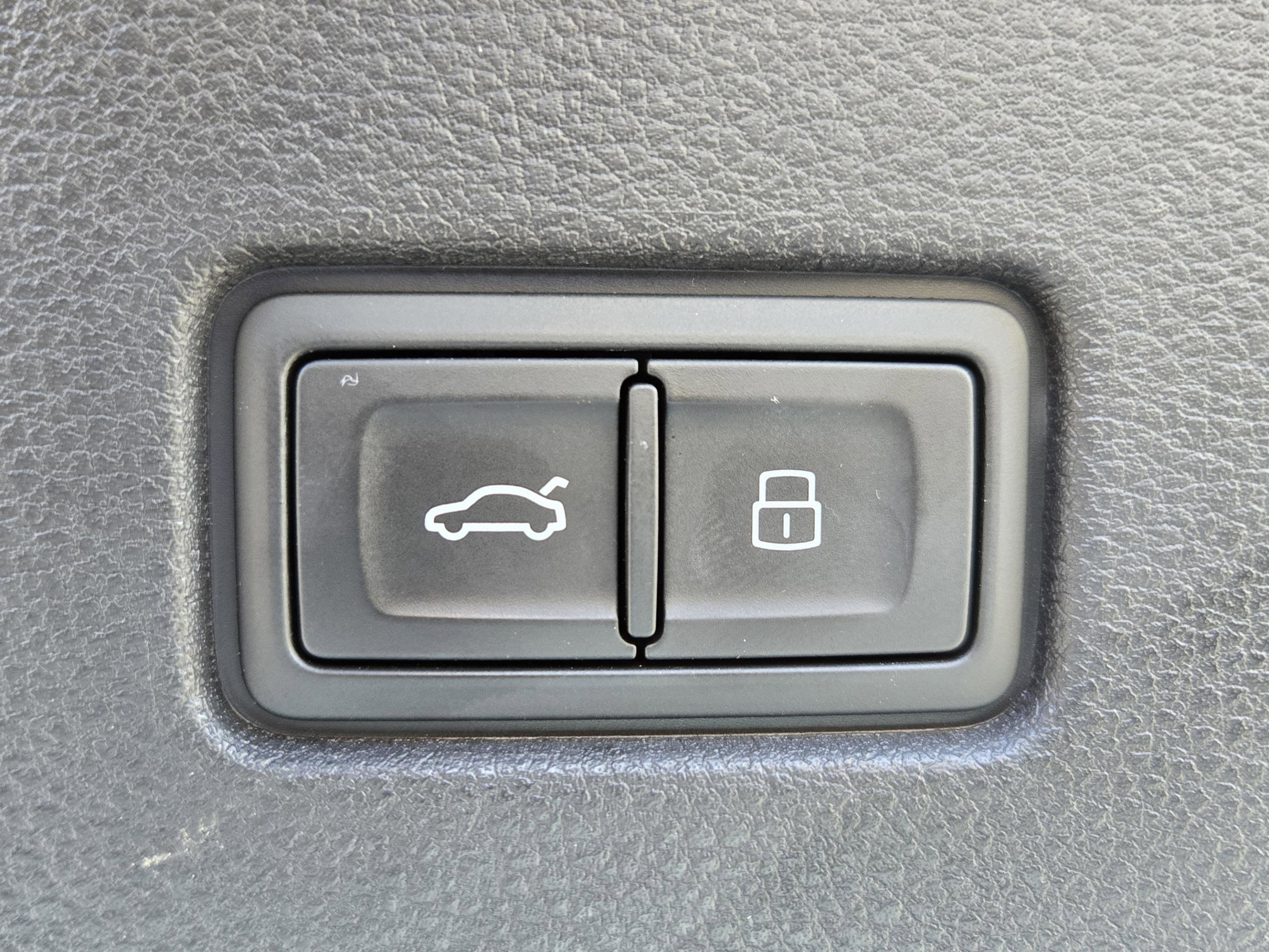 Used 2023 Audi Q8 Premium image 29