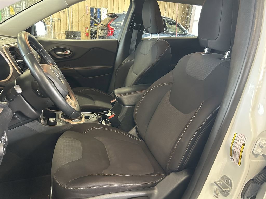 Used 2015 Jeep Cherokee Latitude AWD/4WD image 12