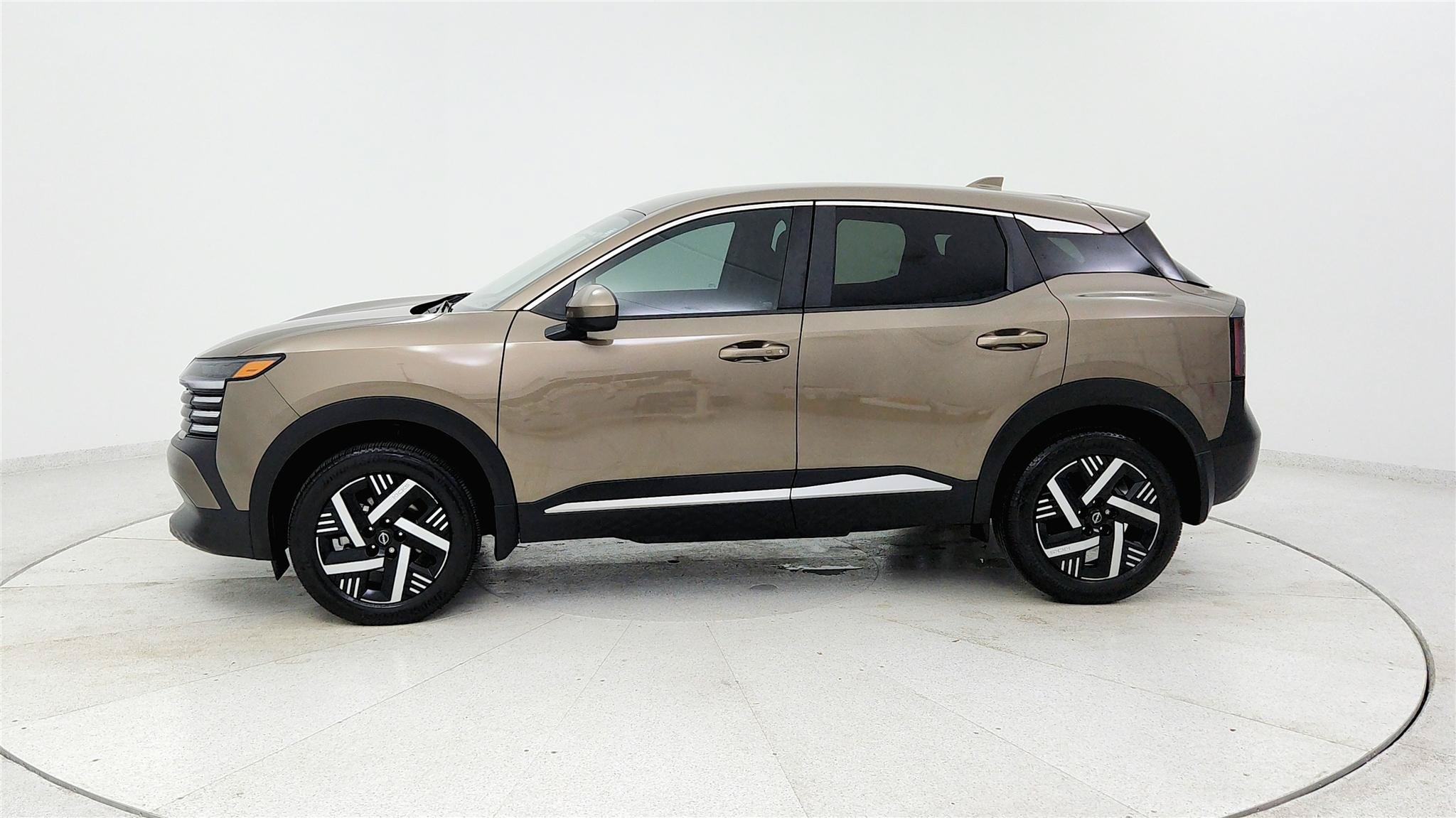 Used 2025 Nissan Kicks SV w/ Charging Package FWD image 2